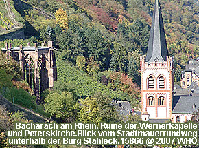 Bacharach am Rhein, Ruine der Wernerkapelle und Peterskirche. Blick vom Stadtmauerrundweg unterhalb der Burg Stahleck.