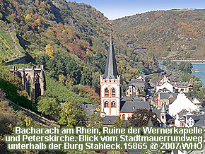 Bacharach am Rhein, Ruine der Wernerkapelle und Peterskirche. Blick vom Stadtmauerrundweg unterhalb der Burg Stahleck.