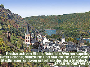 Bacharach am Rhein, Ruine der Wernerkapelle und Peterskirche, Mnzturm und Marktturm. Blick vom Stadtmauerrundweg unterhalb der Burg Stahleck.