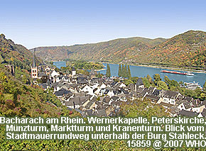Bacharach am Rhein. Wernerkapelle, Peterskirche, Münzturm, Marktturm und Kranenturm. Blick vom Stadtmauerrundweg unterhalb der Burg Stahleck.