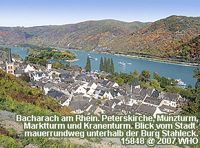 Bacharach am Rhein. Peterskirche, Mnzturm, Marktturm und Kranenturm. Blick vom Stadtmauerrundweg unterhalb der Burg Stahleck.