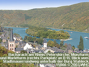 Bacharach am Rhein. Peterskirche, Münzturm und Marktturm (rechts Parkplatz an B 9). Blick vom Stadtmauerrundweg unterhalb der Burg Stahleck.