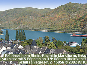 Bacharach am Rhein. Bildmitte Marktturm, links Parkplatz mit 5 Pappeln an B 9: Rechts Rheinschiff Schiffsanleger Nr. 2