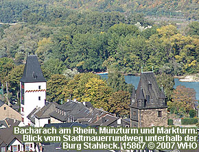 Bacharach am Rhein. Mnzturm und Marktturm. Blick vom Stadtmauerrundweg unterhalb der Burg Stahleck.