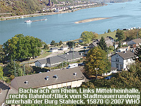 Bacharach am Rhein. Links Mittelrheinhalle, rechts Bahnhof. Blick vom Stadtmauerrundweg unterhalb der Burg Stahleck.